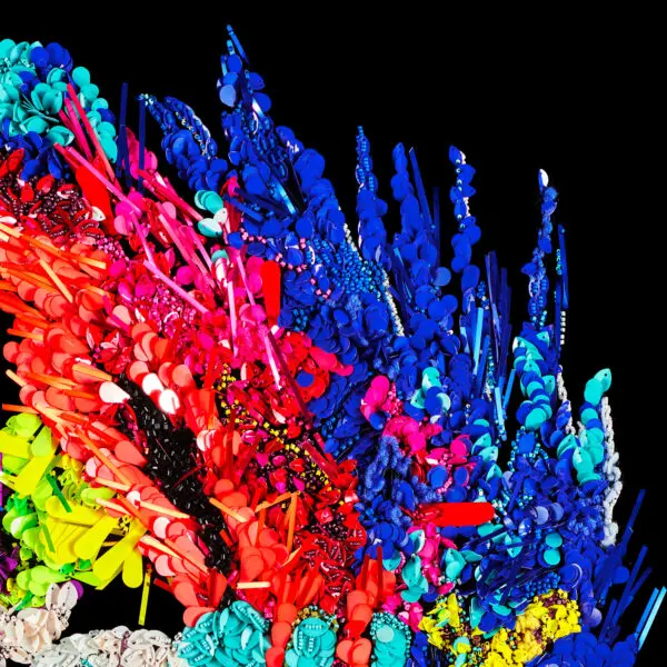 Des formes abstraites vibrantes de couleur bleue, rouge, rose, jaune et turquoise forment un motif chaotique sur un fond noir uni dans l'Affiche Kévin Germanier, 2026.