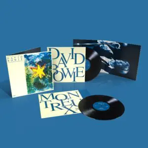 Le double coffret vinyle David Bowie "Live in Montreux 2002, The Montreux Years" comprend deux disques, une pochette avec une étoile peinte, un livret et une photo de concert de Bowie en train de chanter.