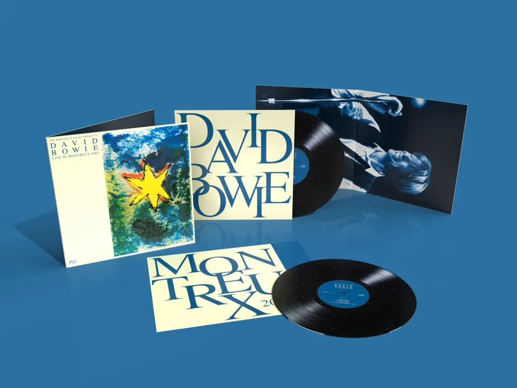 Le double coffret vinyle "David Bowie, Live in Montreux 2002, The Montreux Years" est présenté sur fond bleu. Il comprend deux disques avec une pochette en gras, une illustration abstraite en forme d'étoile et une photo en noir et blanc du concert de Bowie.